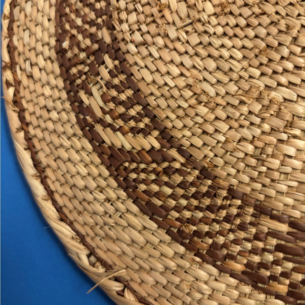 Vintage handwoven Tonga basket with braided edges. Made with natural materials - Picture 4 of 8